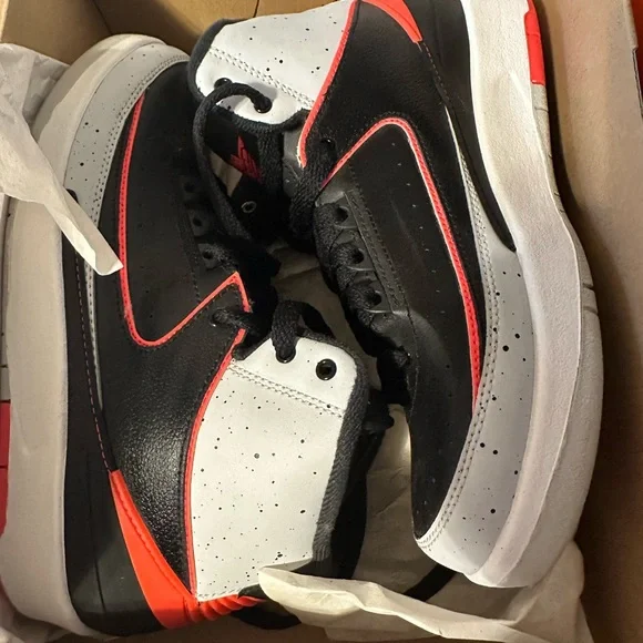 Jordan Black and White Sneakers Sporty Classic Design - Picture 2 of 3